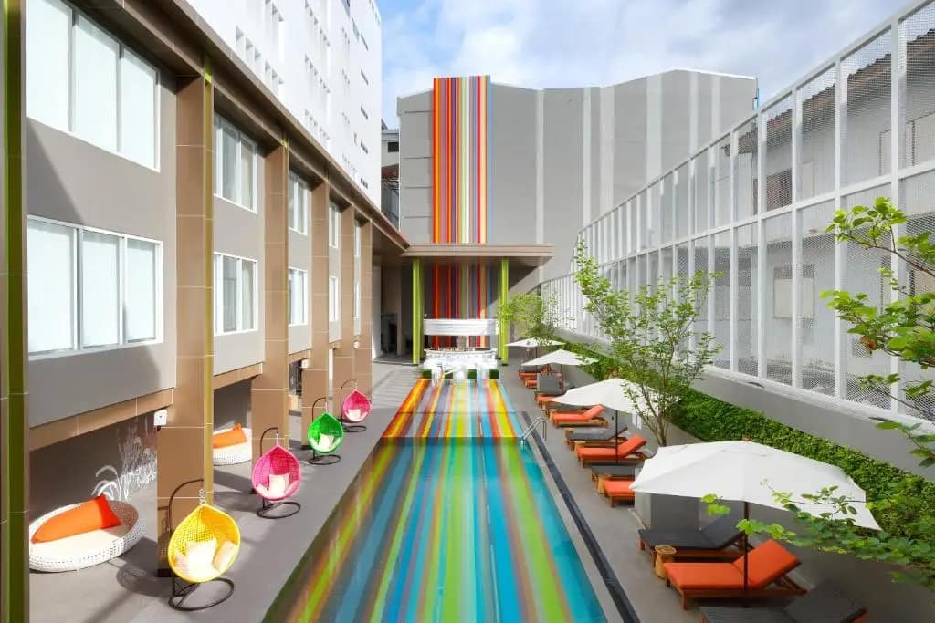 Hotel Bangkok - piscina. viajathäi - viajes para grupos a Tailandia, viajes fin de carrera a Tailandia