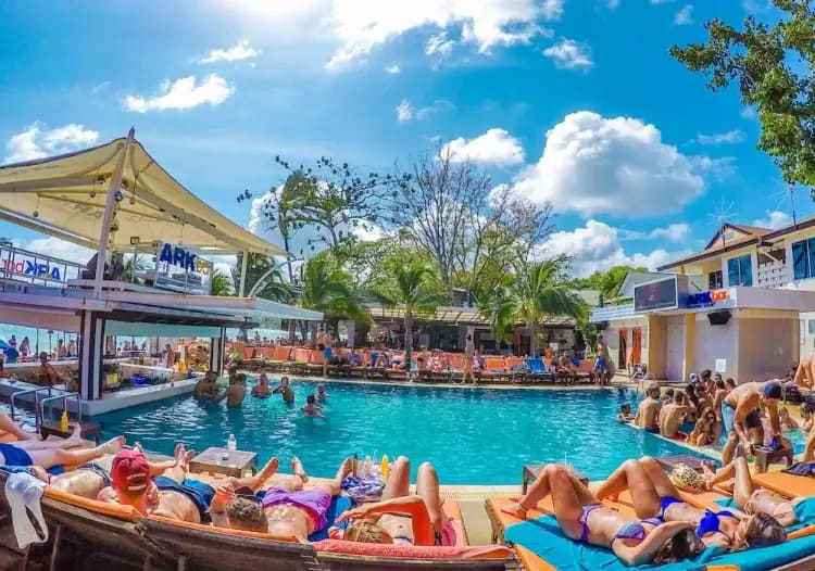 Hotel Koh Samui - piscina. viajathäi - viajes para grupos a Tailandia, viajes fin de carrera a Tailandia